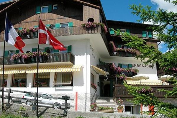 Sporthotel Enrosadira 캄피텔로디파사 외부 사진